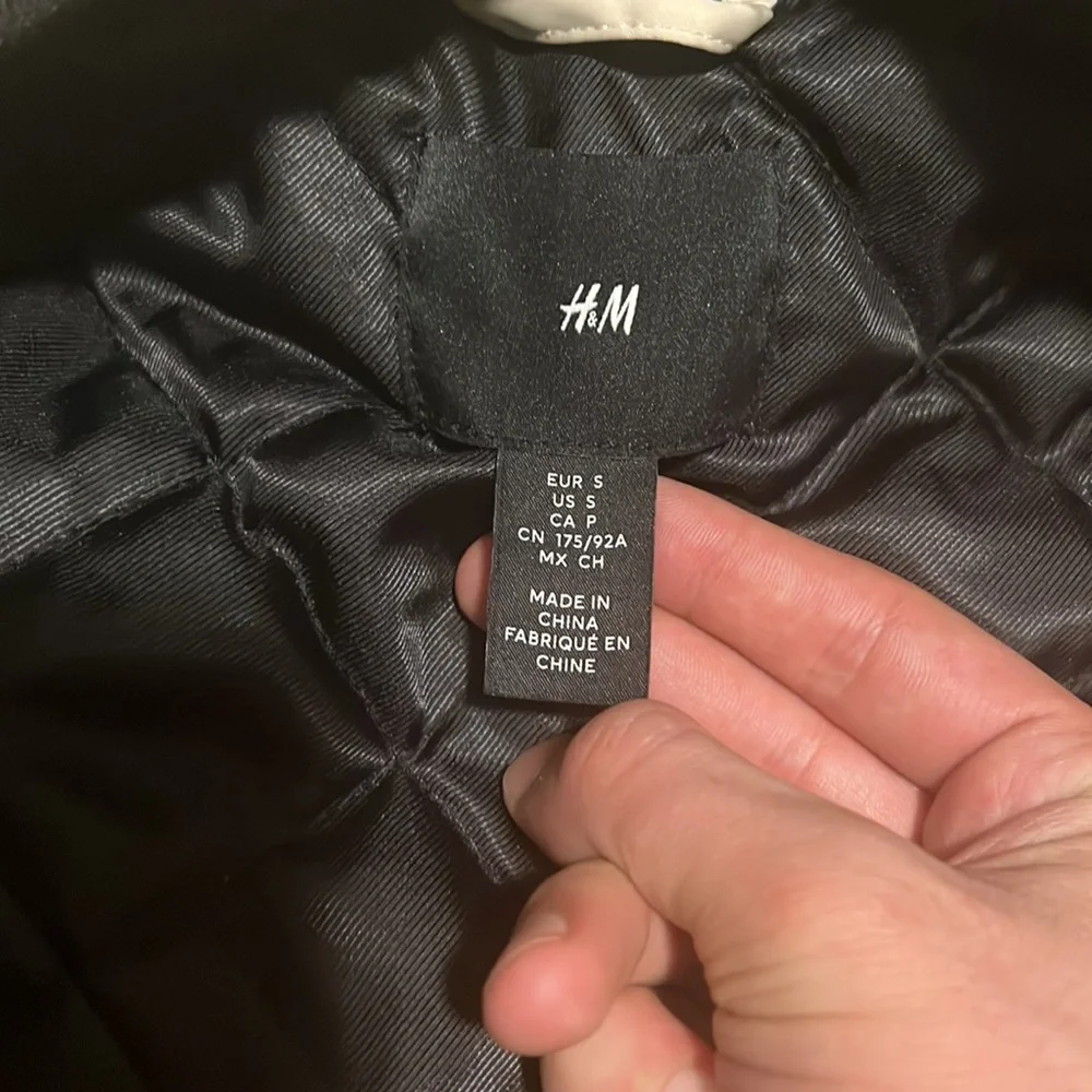 Black jacket with white sleeves light weighted and warm - Picture 3 of 6